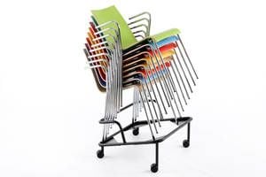 Mit dem Rollwagen können die Stapelstühle schnell und einfach Transport werden